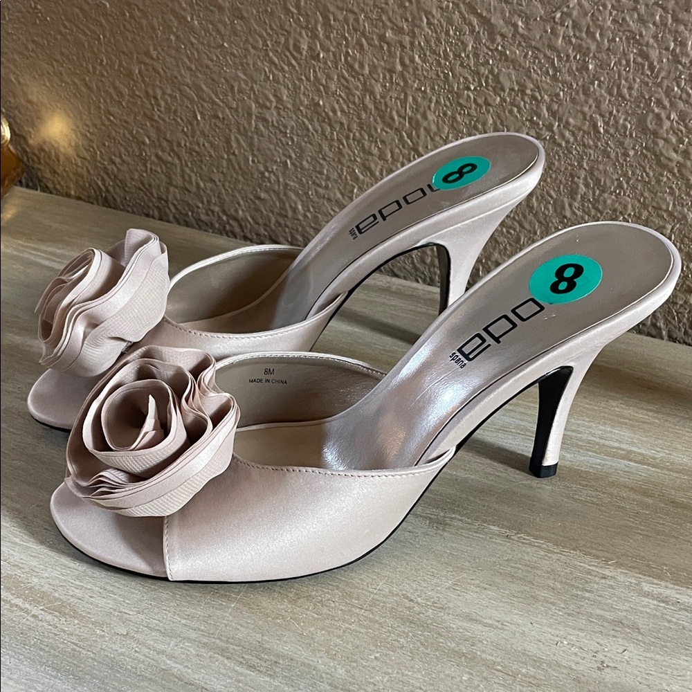 Moda Spana Satin flower Heels . NEW never worn . Sz 8